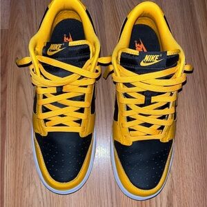 Nike dunk low goldenrod